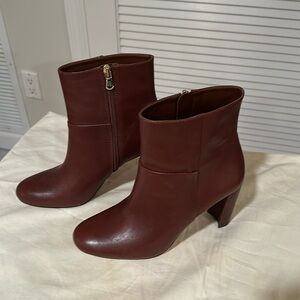 Ann Taylor Cognac leather ankle boot w/ side zip & 3.5” chunky heel. Size 8